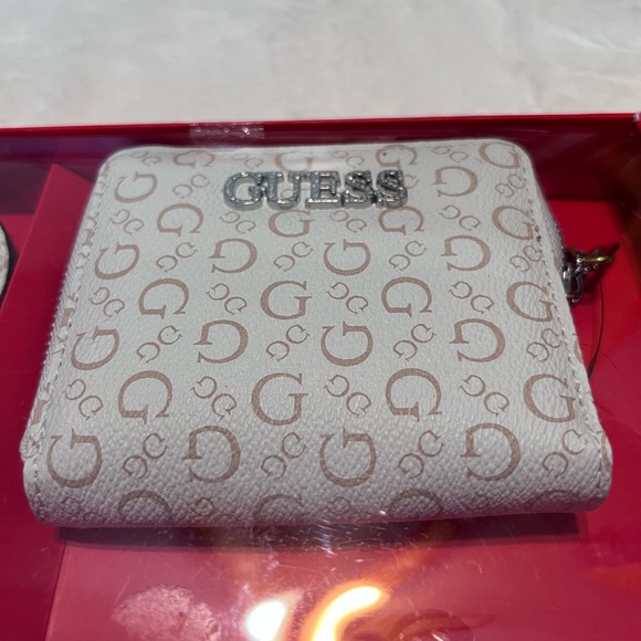 NEW Guess Wallet and Mirror Gift Set - Picture 4 of 5
